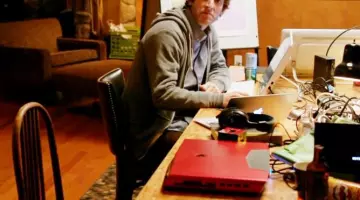 L'or­di­na­teur de Ri­chard Hen­driks (Tho­mas Midd­le­ditch) dans Si­li­con Val­ley