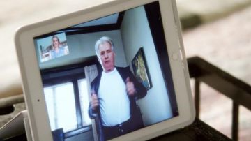 The ipad Mallory (Brooklyn Decker) in Grace and Frankie