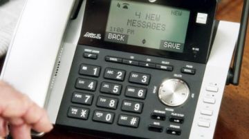 the phone of Robert (Martin Sheen) in Grace and Frankie