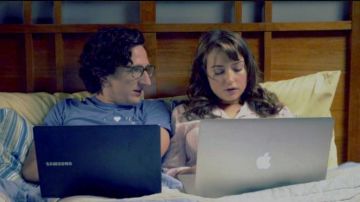 La computadora portátil de Gus Cruikshank (Paul Rust) en Love