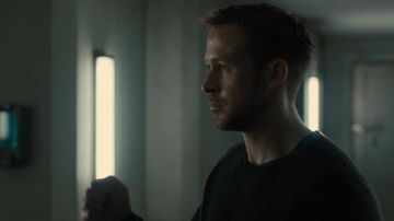 The black sweater of officer K (Ryan Gosling) in Blade Runner 2049