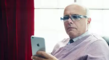 the cell phone Marty (Joe Pantoliano) in the perfect match