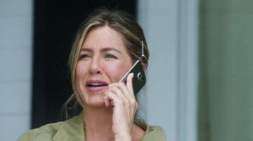 The mobile phone of Sandy (Jennifer Aniston) in Happy mother's day #fetedesmeres2017