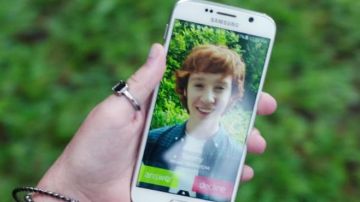 The portable samsung galagy S7 white seen in Joyful mother's day