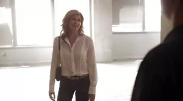 Le top en soie de Rayna Jaymes (Connie Britton) dans Nashville