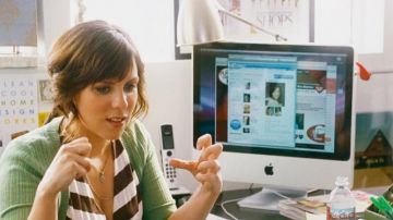 The computer screen Hailey (Sarah Burns) in I love you , Man