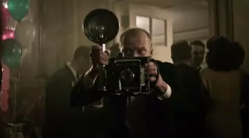 La cámara Graflex Anniversary Speed Graphic del fotógrafo (Yaroslav Poverlo) en "Adaline"