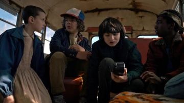 The walkie-Talkie Realistic Mike Wheeler (Finn Wolfhard) in Stranger Things S01E07