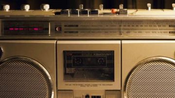 El Panasonic Radio Cassette de Jonathan Byers (Charlie Heaton) visto en stranger Things temporada 1