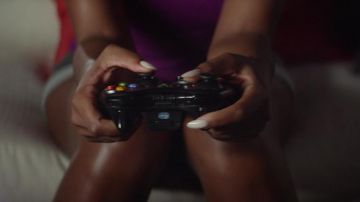 El mando inalámbrico Xbox 360 de Ben Barber (Kevin Hart) en "Testing"