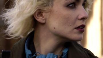 Auriculares azules de Riley Blue (Tuppence Middleton) en Sense8