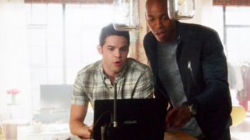 The laptop of Winn Schott (Jeremy Jordan) in Supergirl