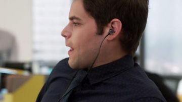 The headphones of Winn Schott (Jeremy Jordan) in Supergirl