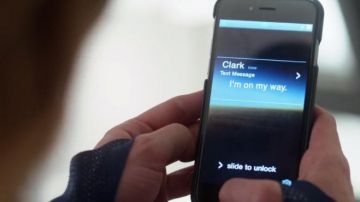 The mobile phone Apple iPhone 6 Supergirl (Melissa Benoist) in Supergirl