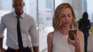 Cat Grant 's (Calista Flockhart) Smsung S5 Gold teléfono celular en Supergirl