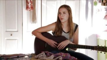 Camiseta de Maddie Conrad (Lennon Stella) en Nashville