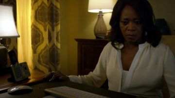The phone of Mariah (Alfre Woodard) in Luke Cage