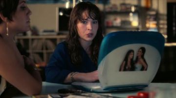 The laptop Sophia Marlowe (Britt Robertson) in Girlboss