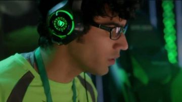 the headphones seen in the series Bull
