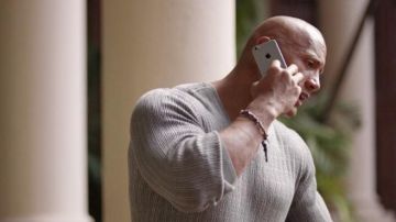 The mobile phone of Spencer Strasmore (Dwayne Johnson) in Ballers
