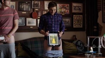 IPad white Pete (Dave Franco) in "Our worst neighbors"