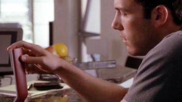 the phone Buddy Amaral (Ben Affleck) in An infinite love