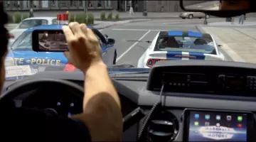 The mini tablet black Joe Peck (Ramon Rodriguez) in "Need for speed"