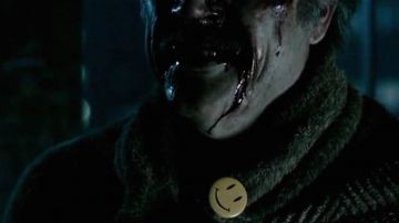 La insignia del pin / amarillo sonriente en Watchmen: The Guardians