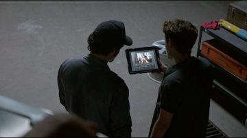 The mini tablet black Little Pete (Harrison Gilbertson) in "Need for speed"