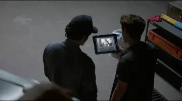 The mini tablet black Little Pete (Harrison Gilbertson) in "Need for speed"