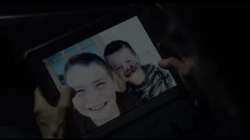 The tablet digital white of Dreyfus (Gary Oldman) in "The Planet of the apes : The Confrontation"