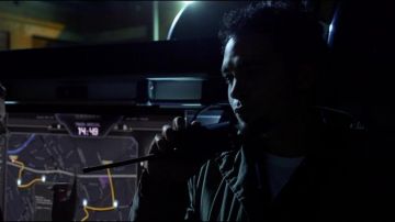 The walkie talkie black Joe Peck (Ramon Rodriguez) in "Need for speed"