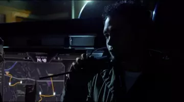 The walkie talkie black Joe Peck (Ramon Rodriguez) in "Need for speed"