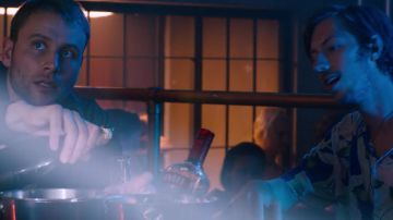 Vodka Smirnoff bu par Wolfgang et Felix dans Sense8 S02E02