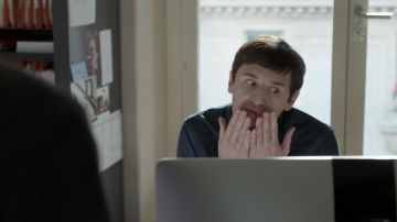 The screen of Apple computer of Hervé André-Jezack (Nicolas Maury) in Ten per cent S01E03