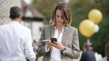 The mobile phone Apple iPhone 7 Andrea Martel (Camille Cotin) in Ten Percent S02E03