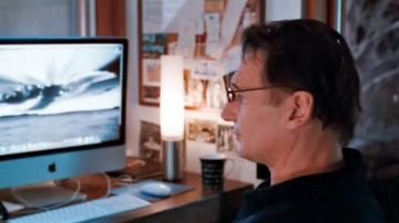 The computer screen of David (Liam Neeson) in Chloe
