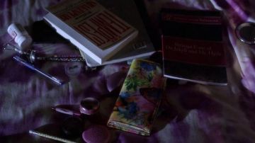 Hanna Marin 's (Ashley Benson) Stila Convertible Color compacto en Pretty Little Liars S04E15