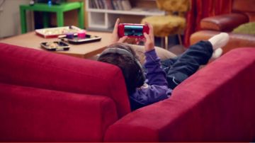 Consola Playstation PSP Rouge de Antoine en la serie S01E01 Family