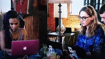 The shell pink laptop Macbook Apple of Amanita (Freema Agyeman) in Sense8 S02E11