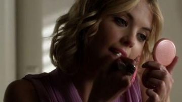 Hanna Marin (Ashley Benson) Clinique de la lèvre de couleur dans Pretty Little Liars S03E07