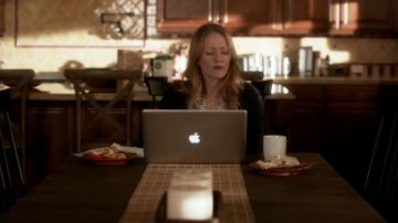 The laptop Abby Donovan (Paula Malcomson) in Ray Donovan