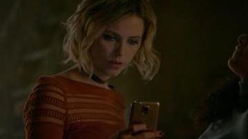 El smartphone Samsung de Freya Mikaelson (Riley Voelkel) en The Originals S04E09