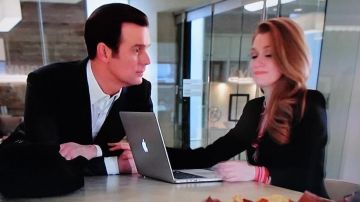 The computer of Alice Vaughan (Mireille Enos) in The catch S02E10