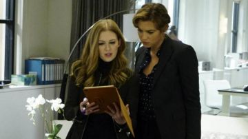 The ipad Alice Vaughan (Mireille Enos) in The catch