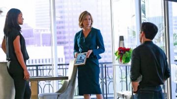 the ipad, Margot Bishop's (Sonya Walger) in The catch