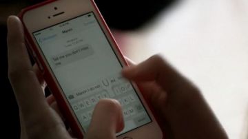 The mobile phone Briget Donovan (Kerris Dorsey) in Ray Donovan