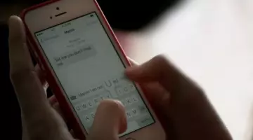 The mobile phone Briget Donovan (Kerris Dorsey) in Ray Donovan