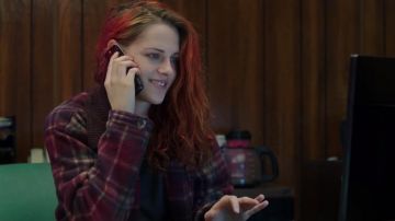 The mobile phone slider Phoebe (Kristen Stewart) in "American Ultra"
