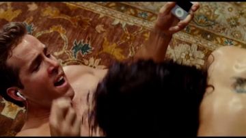 The iPod white of Andrew Paxton (Ryan Reynolds) in "The proposal"